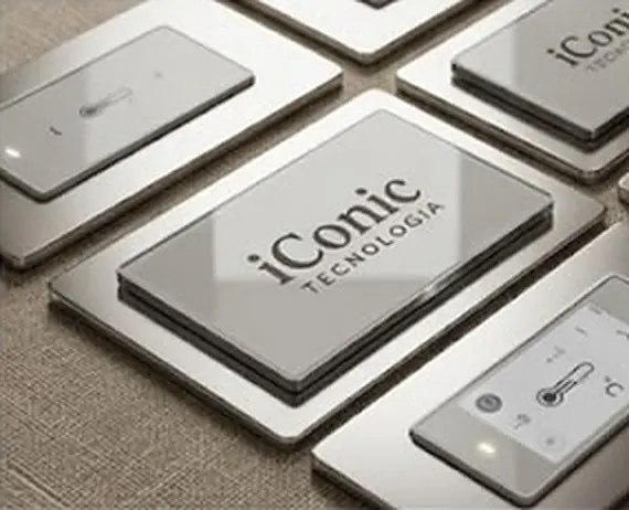 Teclados e painéis de parede em metal escovado, um deles com o logo iConic Tecnologia e outro com o símbolo de temperatura.